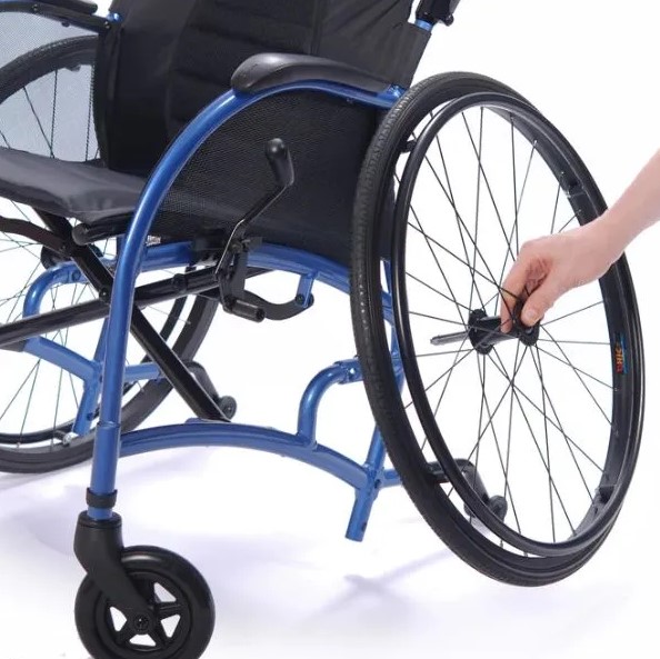 all-mobility-sedia-a-rotelle-con-ruote-estraibili.jpg